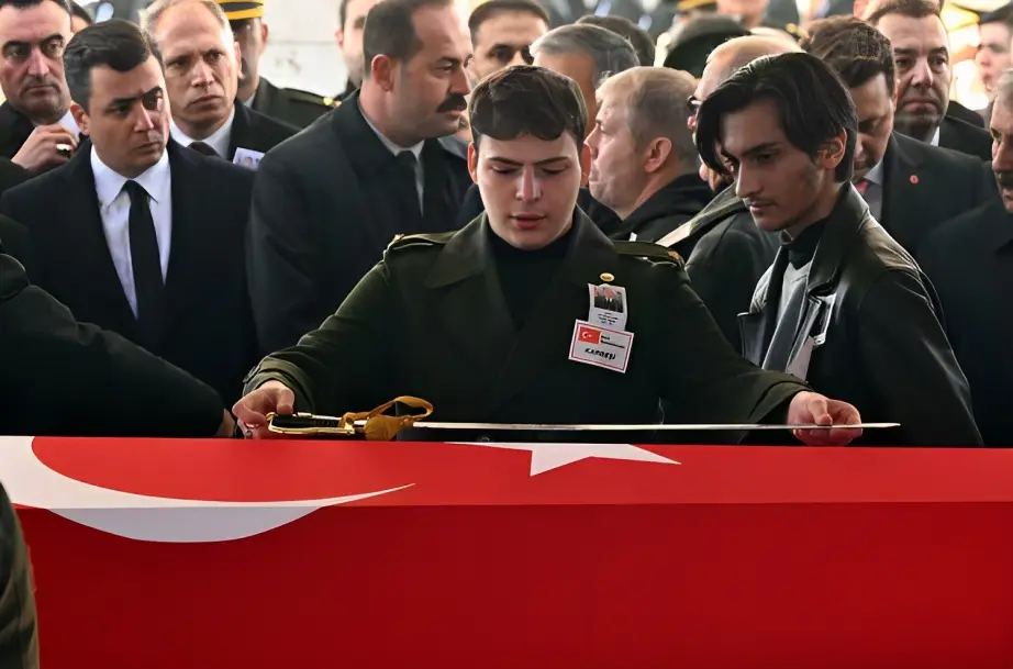 Irak'ın kuzeyinde Pençe-Kilit Operasyonu bölgesinde, şehit olan Piyade Teğmen Eril Alperen Emir (25), Ankara'da düzenlenen törenle son yolculuğuna uğurlandı.