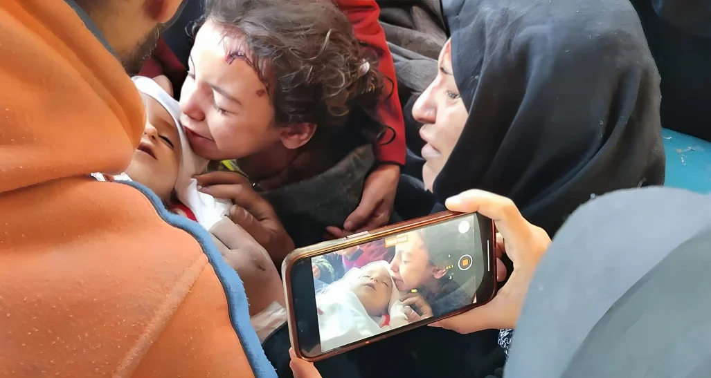 Filistinli küçük kız, kardeşinin cansız bedenini öperek, “Allah’a yemin ederim ki seni asla unutmayacağım, kardeşim” şeklinde haykırdı.