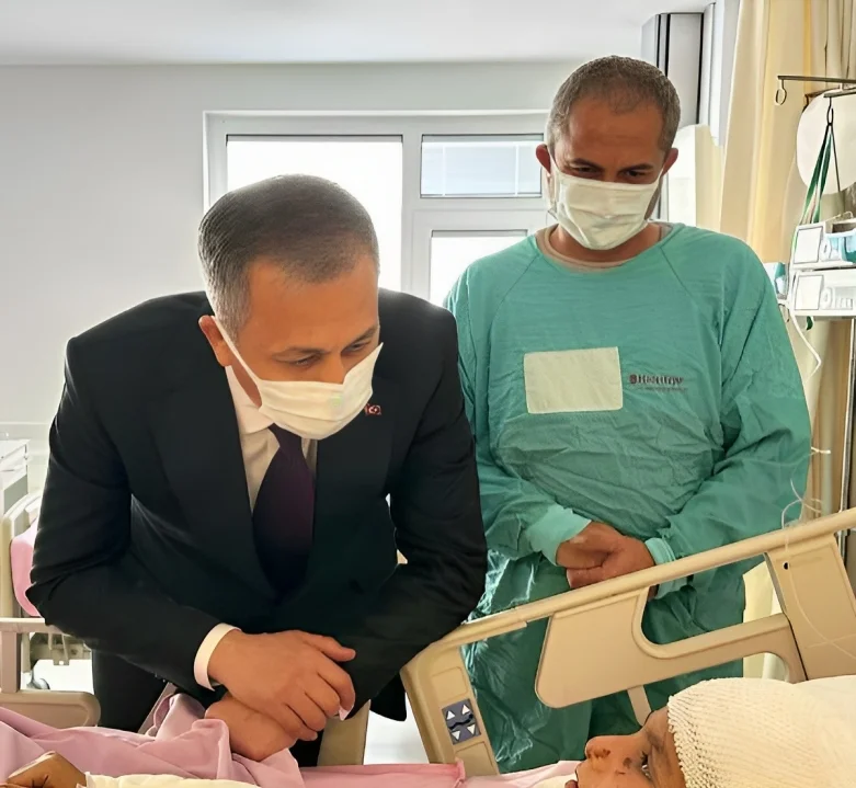 İçişleri Bakanı Ali Yerlikaya, Ankara'da sokak köpeklerinin saldırısı sonucu ağır yaralanan Tunahan Yılmaz'ı (10) hastanede ziyaret etti.
