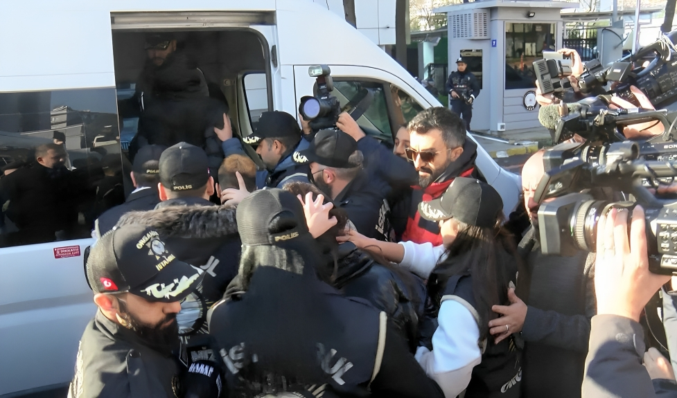 Sosyal medya fenomeni Ece Ronay’ın eski eşi Mehmet Bilir’e ait 2 işyerini kurşunlayan şüpheliler kendilerini azmettiren kişinin Kaan Akkuş olduğunu söylediler.
