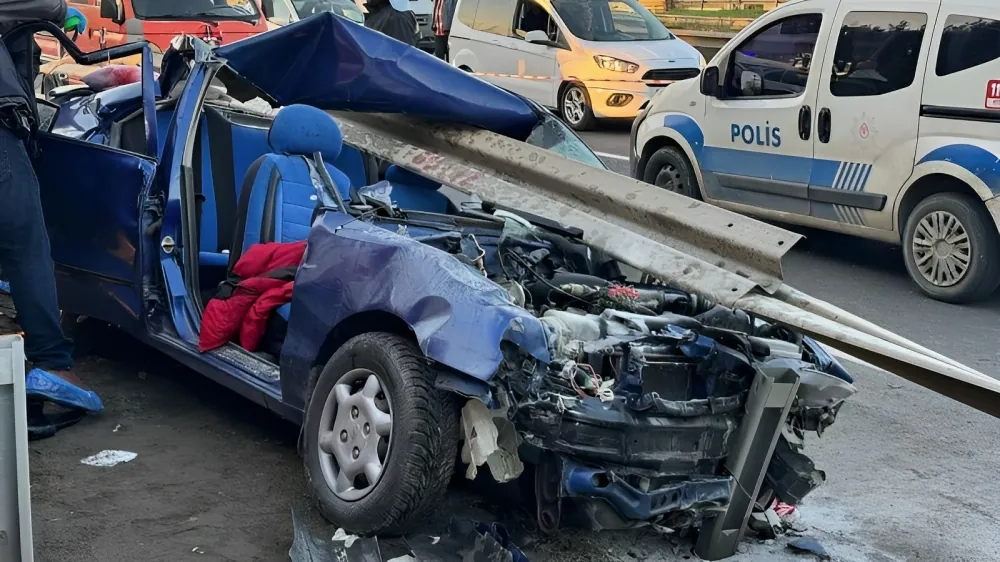 Kocaeli'nin Çayırova ilçesinde, kontrolden çıkan otomobil bariyerlere ok gibi saplandı. 