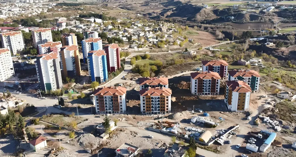 Adıyaman’da 2021 yılında 4 mahallede başlatılan ancak 6 Şubat depremi nedeniyle yapım süreci uzayan ‘kentsel dönüşüm’ alanındaki ilk etap konutlarda son adımda.