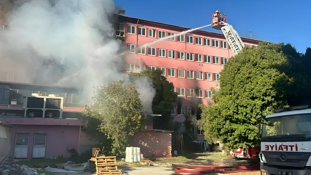 Adana’da eski devlet hastanesinde çıkan yangın dron ile havadan görüntülendi.
