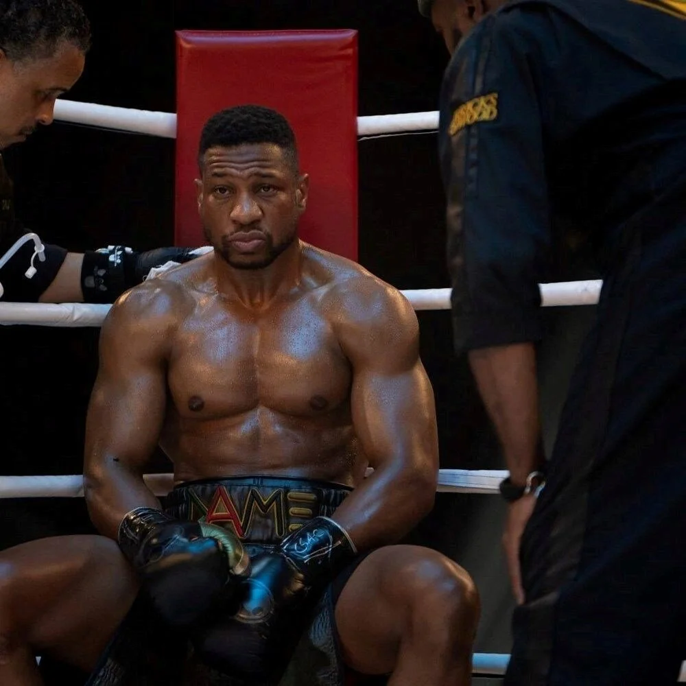 Ünlü oyuncu Jonathan Majors, eski sevgilisine saldırıdan suçlu bulundu. Marvel Stüdyoları bu kararın ardından oyuncu ile yollarını ayırma kararı aldı.