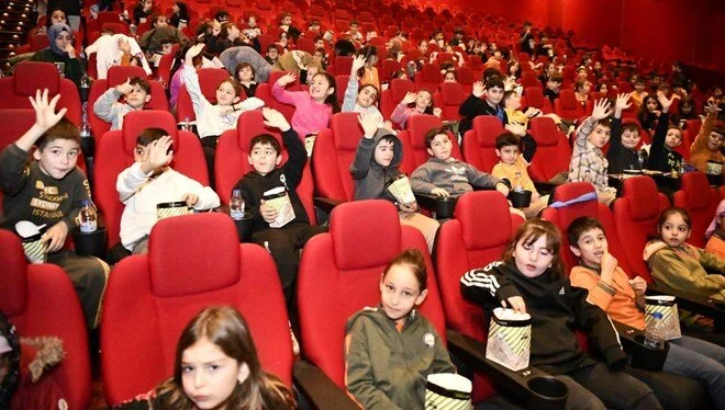 şehrin kırsal bölgelerindeki mahallelerde yaşayan toplam bin öğrenci, ilk defa sinemada film izlemenin heyecanını yaşadı.