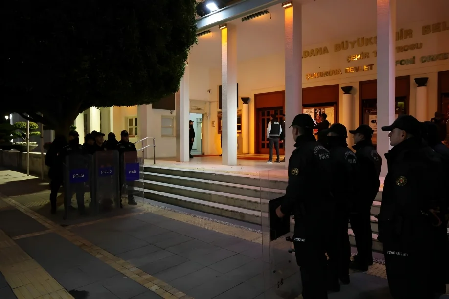 Adana Büyükşehir Belediyesi'ne yönelik 'İhaleye fesat karıştırma' ve 'Rüşvet' operasyonunda gözaltına alınan 10 şüpheli, adliyeye sevk edildi. 