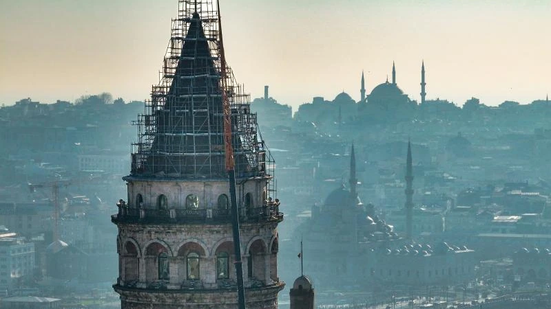 Dünyanın en eski kuleleri arasında olan ve İstanbul'un en eski sembollerinden biri olan Galata Kulesi'nin çatısında restorasyon çalışmaları devam ediyor.
