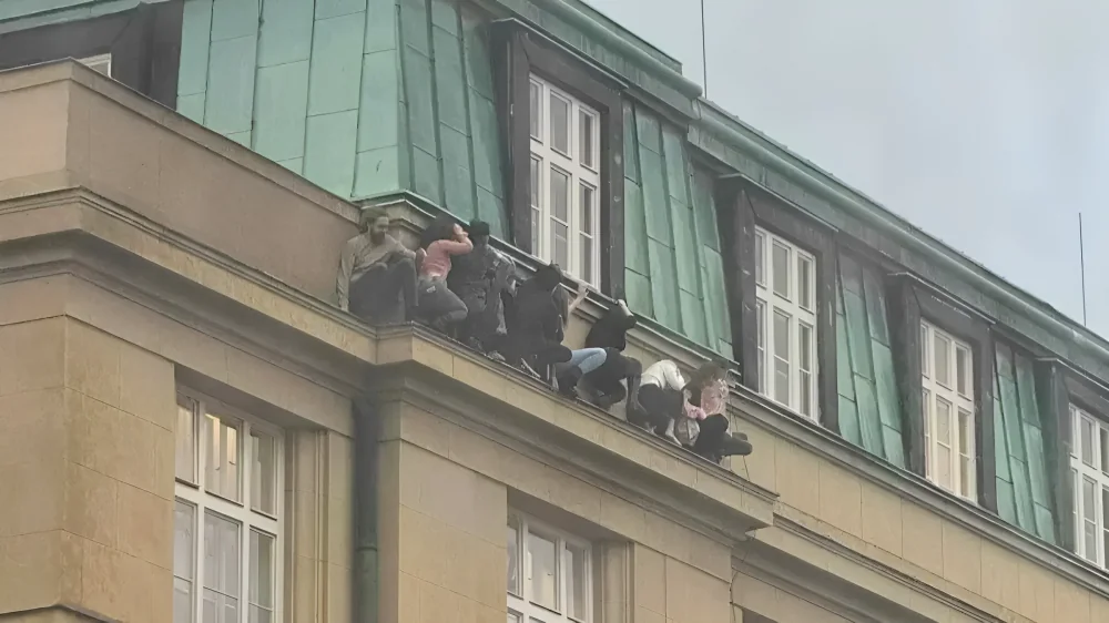 Çekya’nın başkenti Prag’da bulunan Charles Üniversitesi Felsefe Fakültesi'nde silahlı saldırı düzenlendi. 