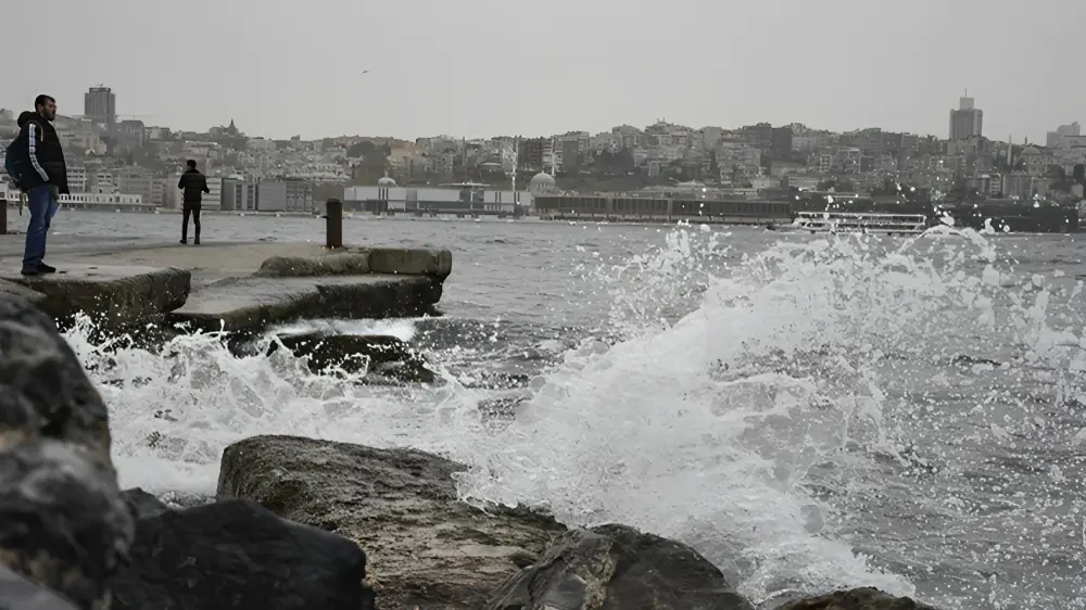 (AKOM), İstanbul'da fırtınalı havanın yarın akşam saatlerine kadar etkili olacağı belirtilerek, fırtınaya karşı tedbirli olunması yönünde uyarıda bulunuldu.