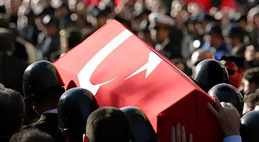 Milli Savunma Bakanlığı (MSB), Irak’ın kuzeyinde bölücü terör örgütü mensupları tarafından yapılan saldırı sonucunda 3 askerin şehit olduğunu açıkladı.
