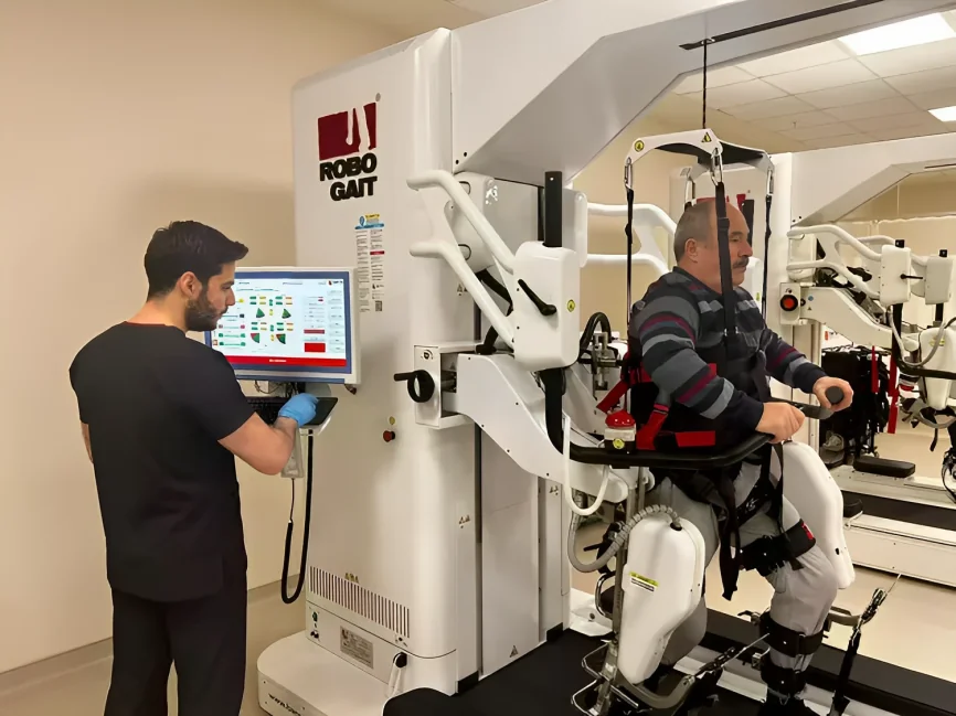 Çatıdan düşerek omurilik felci geçiren emekli Osman Mermerkaya (57), robotik rehabilitasyon tedavisiyle ayağa kalkıp, ilk adımlarını attı.
