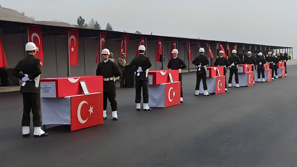 Pençe-Kilit bölgesinde dün üs bölgesine sızmaya çalışan teröristlerle çıkan çatışmada şehit olan 6 askerin cenazeleri, memleketlerine uğurlandı.