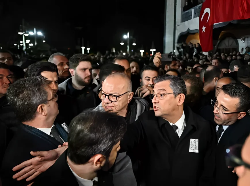 Manisa’da şehit Piyade Sözleşmeli Er Enis Budak’ın cenazesinde bir grup, CHP Genel Başkanı Özgür Özel’e “Özgür dışarı” sloganları atarak tepki gösterdi.
