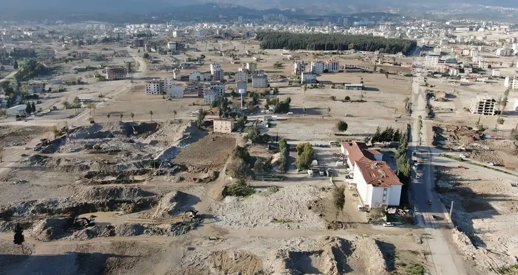 Depremin vurduğu Hatay’da, ticaretin merkezi konumundaki Uzun Çarşı’da yoğunluk geçen yılları aratıyor. 