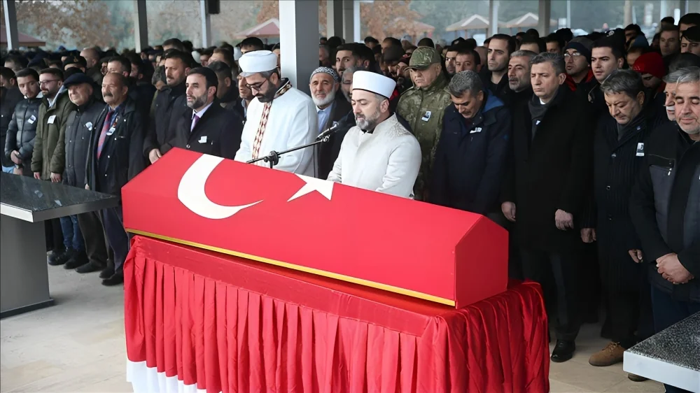 Cenaze namazı öncesinde cenaze namazına katılan vatandaşlar, Cumhuriyet Halk Partisi'ne (CHP) tepki göstermesi dikkat çekti. 