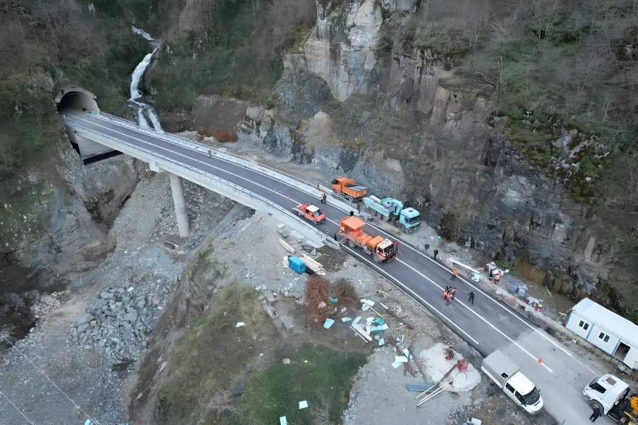 Ordu’da, heyelan sonrası ulaşıma kapanan ve dolaylı olarak 50 ili ilgilendiren Karadeniz-Akdeniz Yolu yeniden ulaşıma açıldı.
