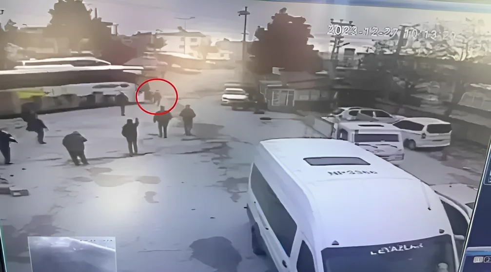 Şoför, tartıştığı muavini otobüsle ezerek öldürdü, içindeki yolcularla kaçarken yakalandı.

