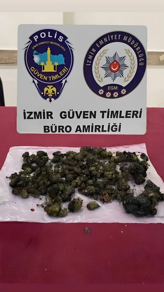 İzmir’in Konak ilçesinde uyuşturucu ticareti yapıldığı belirlenen kıraathaneye polis ekipleri tarafından baskın yapıldı.