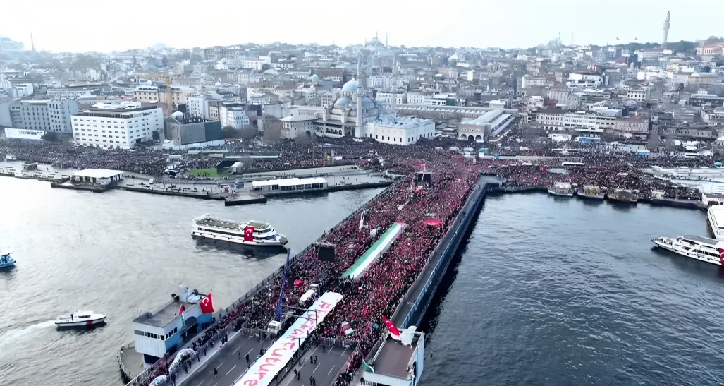 Milli İrade Platformu tarafından düzenlenen ‘Şehitlerimize rahmet, Filistin’e Destek, İsrail’e Lanet’ yürüyüşünde binlerce vatandaş Galata Köprüsü’ne akın etti.