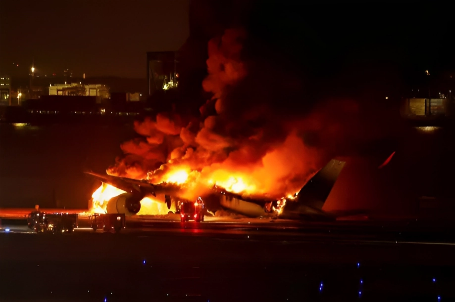 Japon Hava Yolları'na ait bir yolcu uçağı Haneda Havalimanı'na inişi sırasında Sahil Güvenlik Kuvvetleri'ne ait bir uçakla çarpışarak alev aldı. 