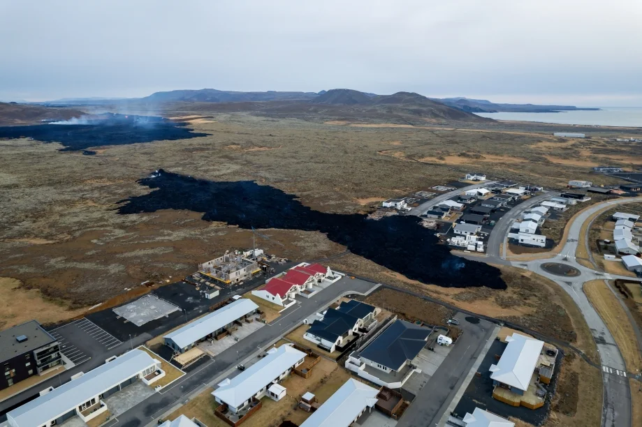İzlanda’da Reykjanes Yarımadası’ndaki yanardağda dün meydana gelen patlamanın ardından kasabaya ulaşan lavlar havadan görüntülendi.
