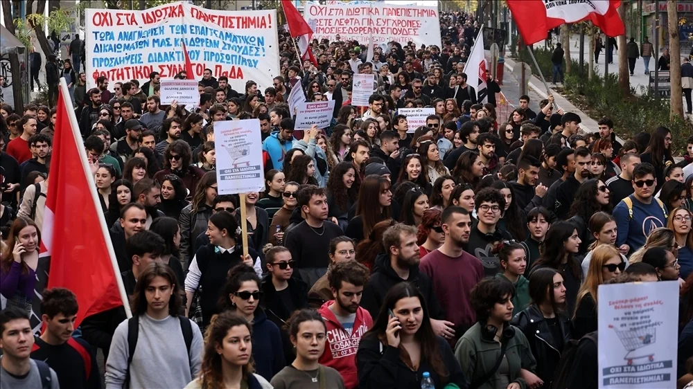 Yunanistan’ın başkenti Atina’da binlerce öğrenci, yeni yasa tasarısını protesto etmek üzere 3 gündür protesto düzenliyor.
