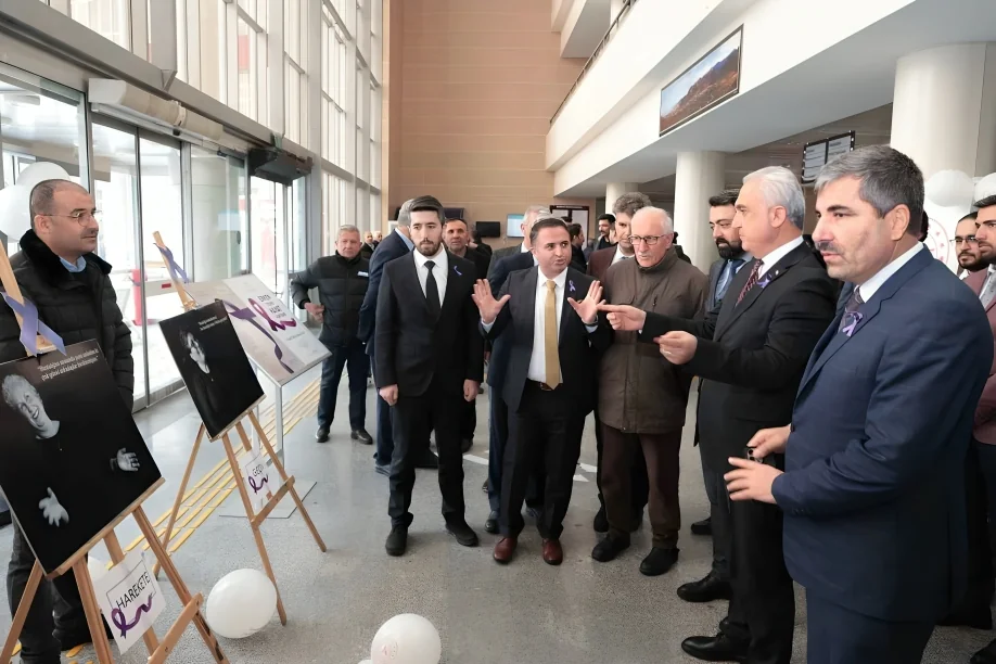 Muş İl Sağlık Müdürlüğü tarafından 4 Şubat Dünya Kanser Günü münasebetiyle ‘Erken Teşhisle Hayat Kurtar’ temalı stant ve sergi açıldı. 