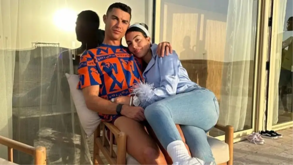 Ronaldo'nun sevgilisi Georgina Rodriguez, Paris Moda Haftası'nda yaptığı bir sohbette, Ronaldo'nun bir ya da iki yıl içinde emekli olabileceğini söyledi.