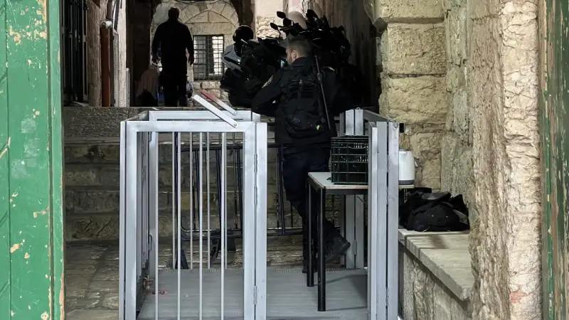 İsrail, işgal altındaki Mescid-i Aksa'nın kapılarına polisler için demir korkuluklarla çevrili platformlar kurdu ve giriş tarafına demir bariyerler koydu.