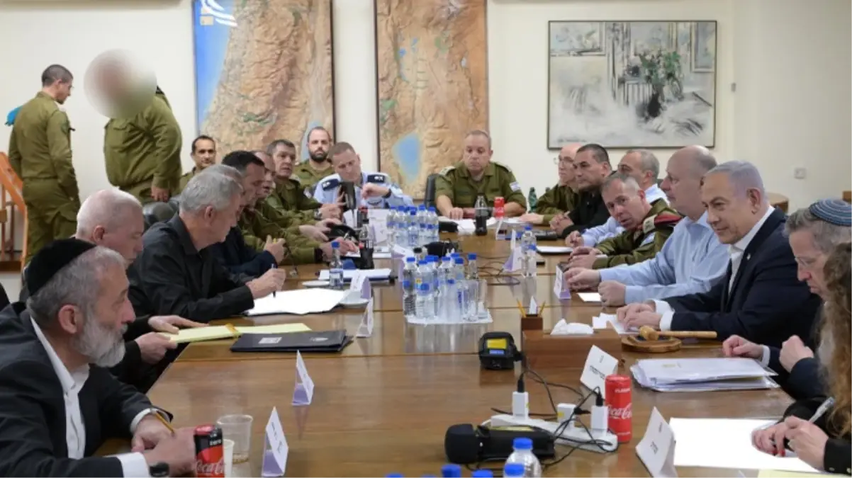 İran'ın 300'e yakın füze ve İHA ile İsrail'e düzenlediği "Gerçek Vaat" operasyonu dünyayı büyük bir tedirginliğe sevk ederken, Tel Aviv'de hazırlıklar sürüyor. 