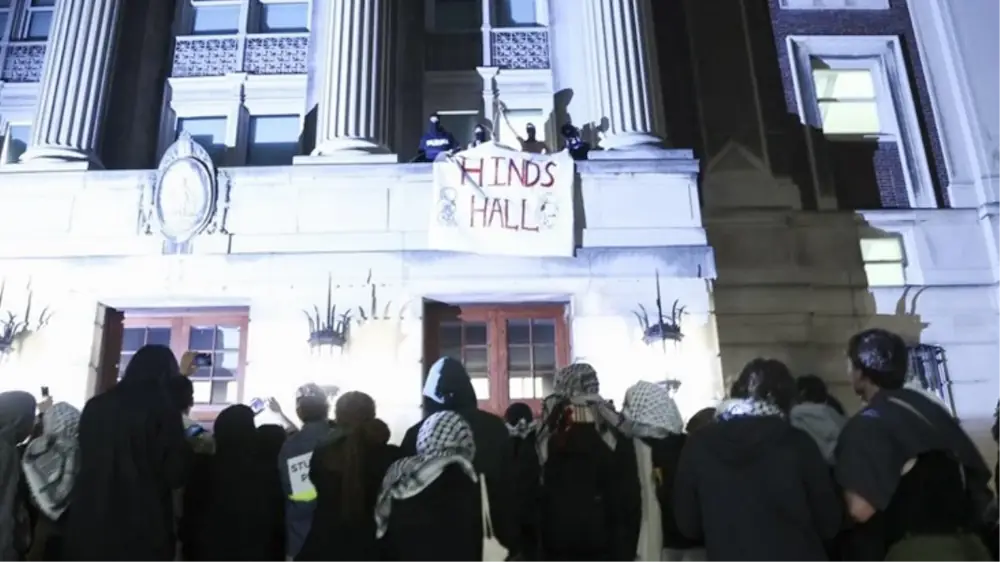  Filistin'e destek gösterisi düzenleyen grup, binaya girişleri kapattı