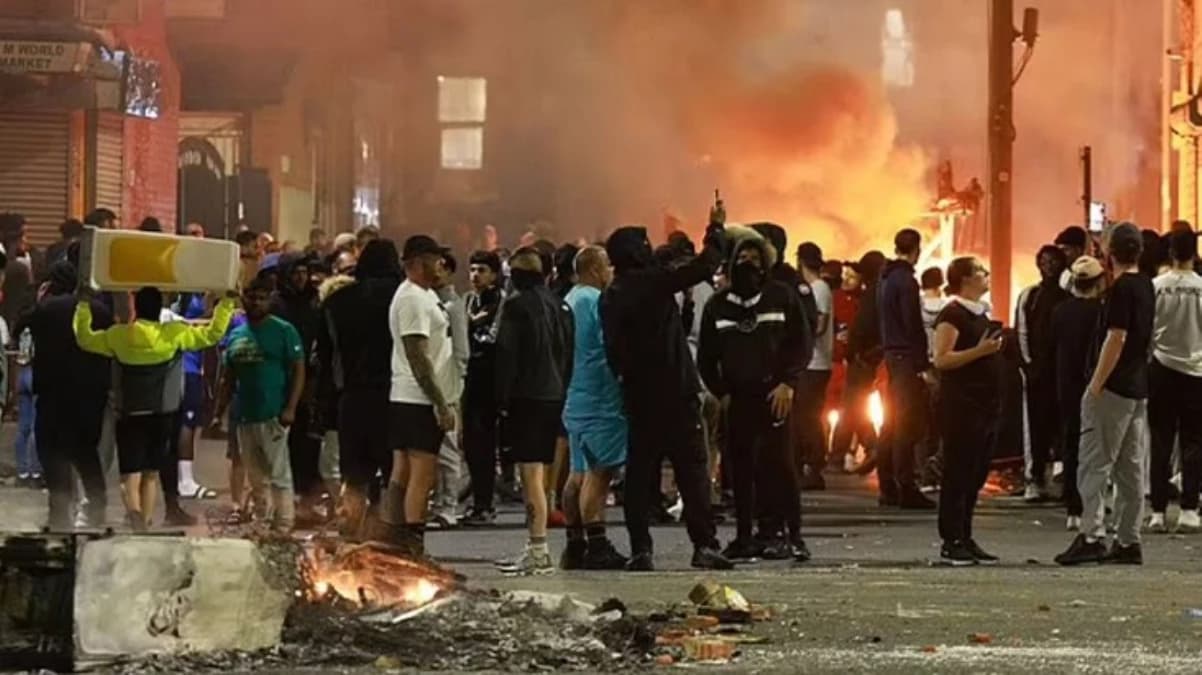 İngiltere'nin Leeds şehrinde, özellikle Harehills bölgesinde, dün akşam başlayan ciddi bir ayaklanma olayı yaşandı.