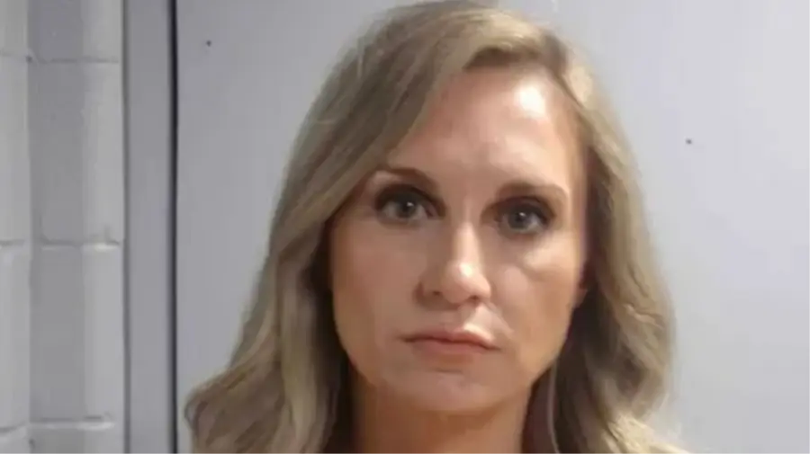 Louisiana'da geçen hafta belediye başkanlığından istifa eden Misty Clanton Roberts, reşit olmayan bir çocukla cinsel ilişkiye girdiği iddiasıyla tutuklandı