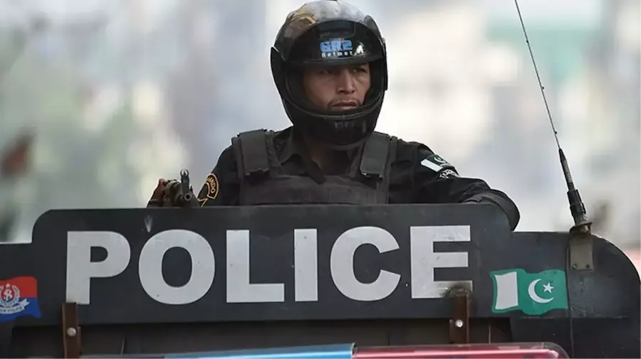Pakistan'da Belucistan Kurtuluş Ordusu, polis karakolu, demiryolu hattı ve otoyolda saldırılar düzenledi. 3 ayrı saldırıda can kaybı 53'e çıktı