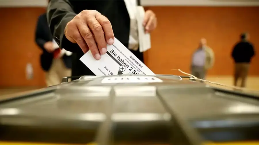Thüringen eyaletindeki meclis seçimlerinde aşırı sağcı Almanya için Alternatif partisi yüzde 30, 8 oy alarak birinci oldu