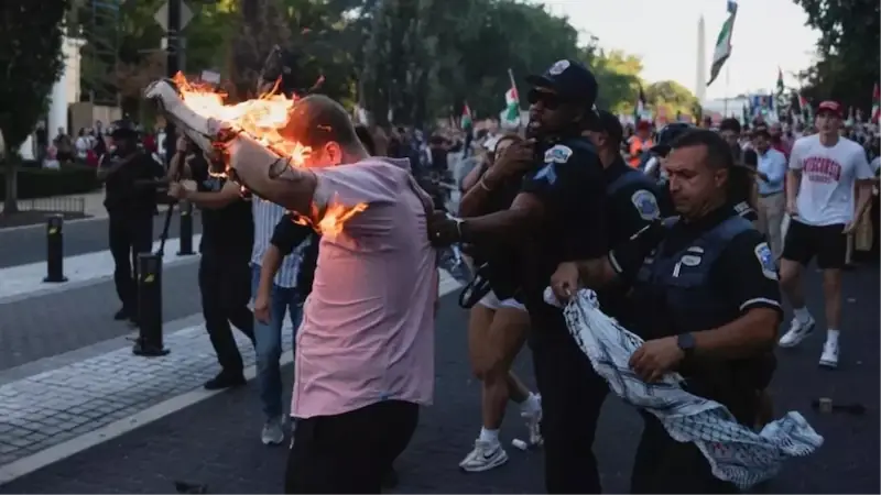 Washington'da, Gazze'deki soykırımı protesto eden bir kişi, Beyaz Saray yakınlarında kendini yakmaya çalıştı