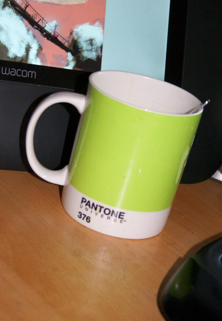 Gros plan sur un mug en pantone