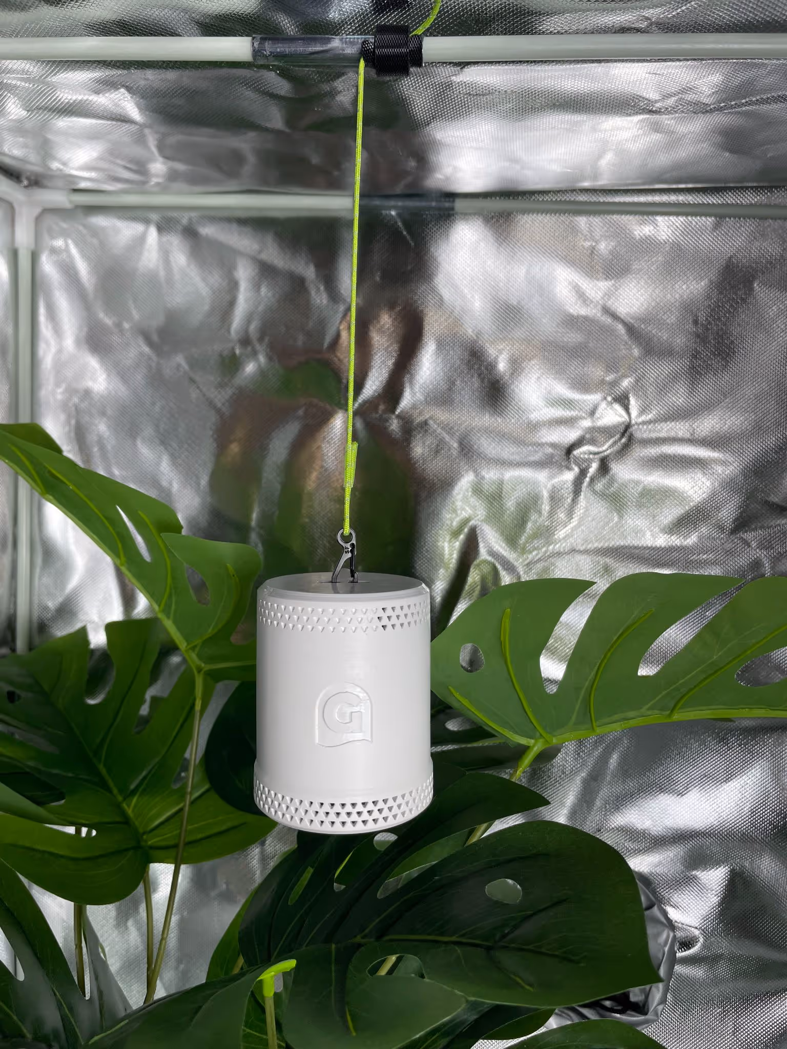 The ideal Grow Sensor placement - under 7.5cm from a leaf directly beneath at the top of the canopy