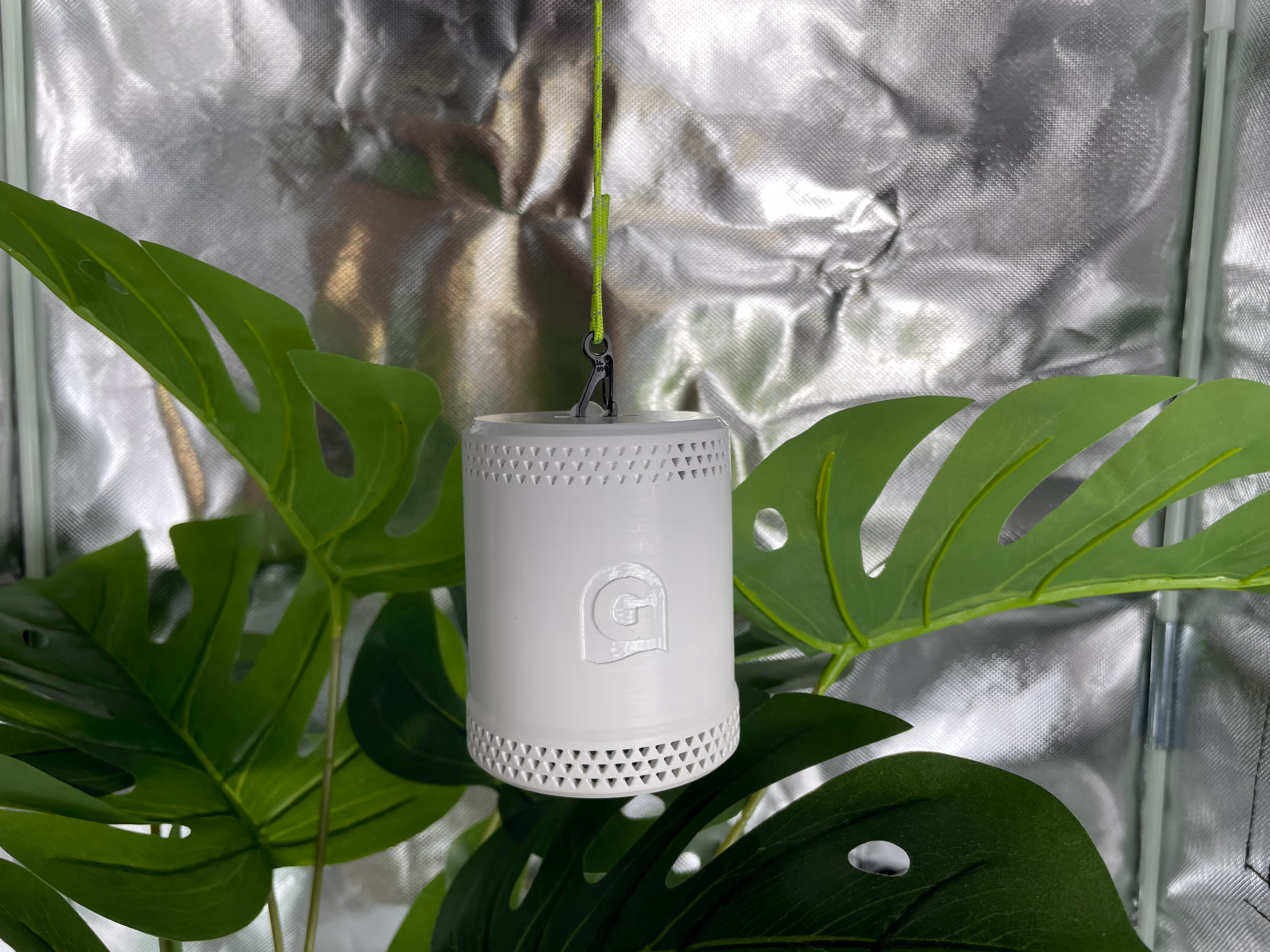 The grow sensor hanging perfectly horizontally