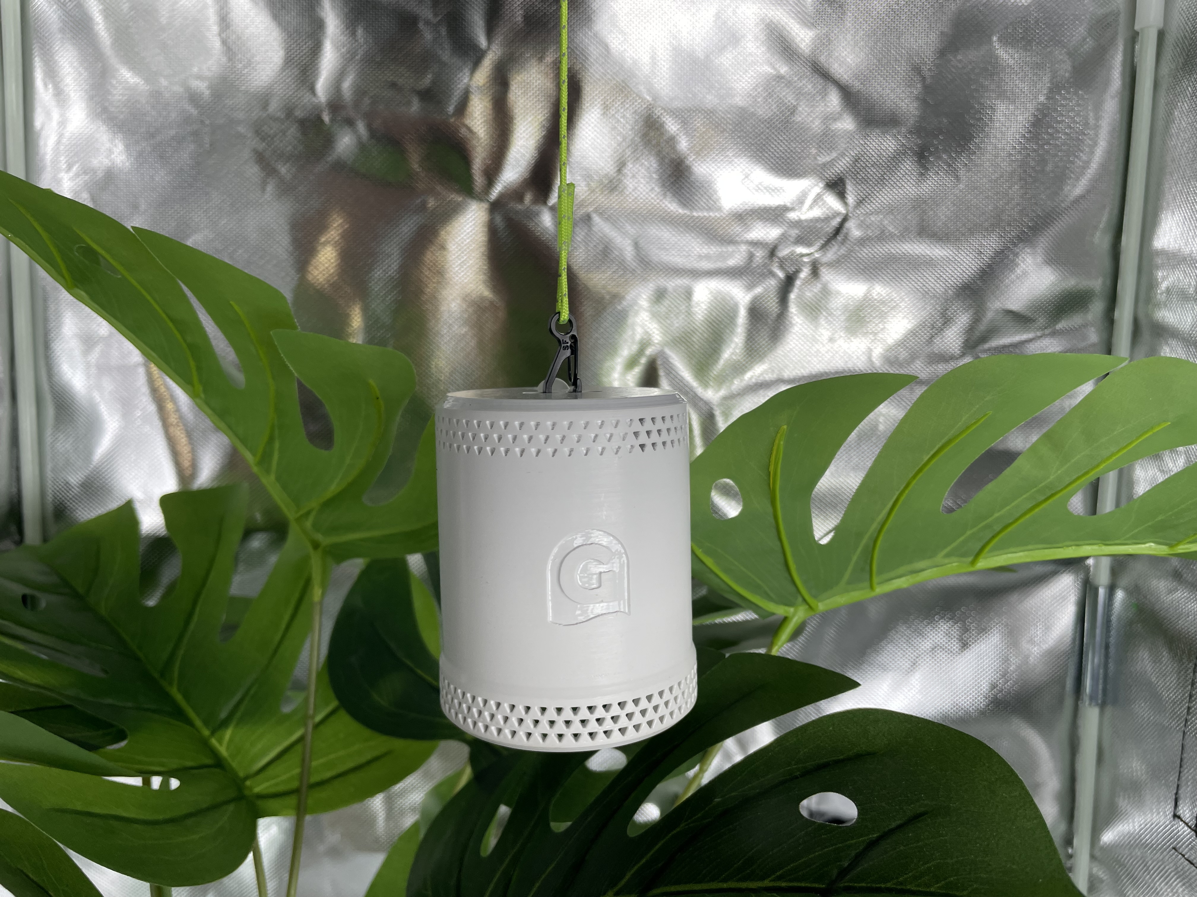 The grow sensor hanging perfectly horizontally