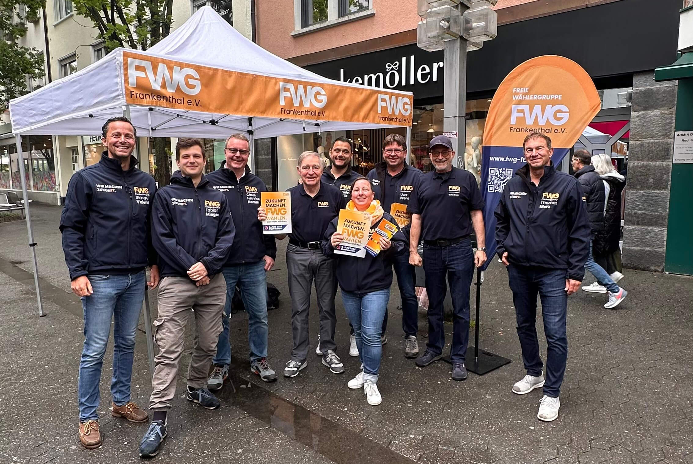 Nicolas Meyer Oberbürgermeisterkandidat für die FWG Frankenthal 2023 im Gespräch mit Bürgern auf dem Frankenthaler Wochenmarkt
