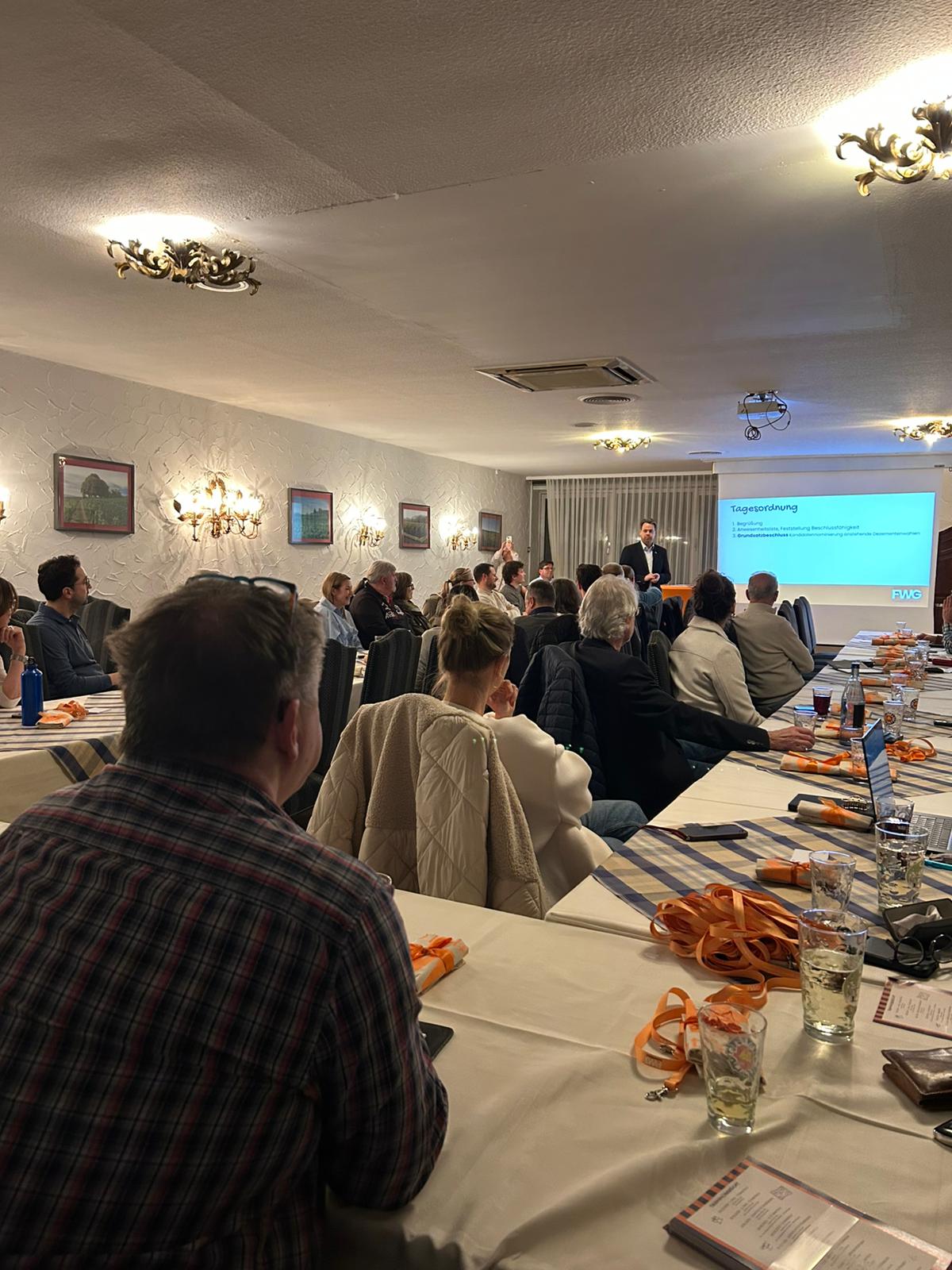 Nicolas Meyer Oberbürgermeisterkandidat für die FWG Frankenthal 2023 im Gespräch mit Bürgern auf dem Frankenthaler Wochenmarkt