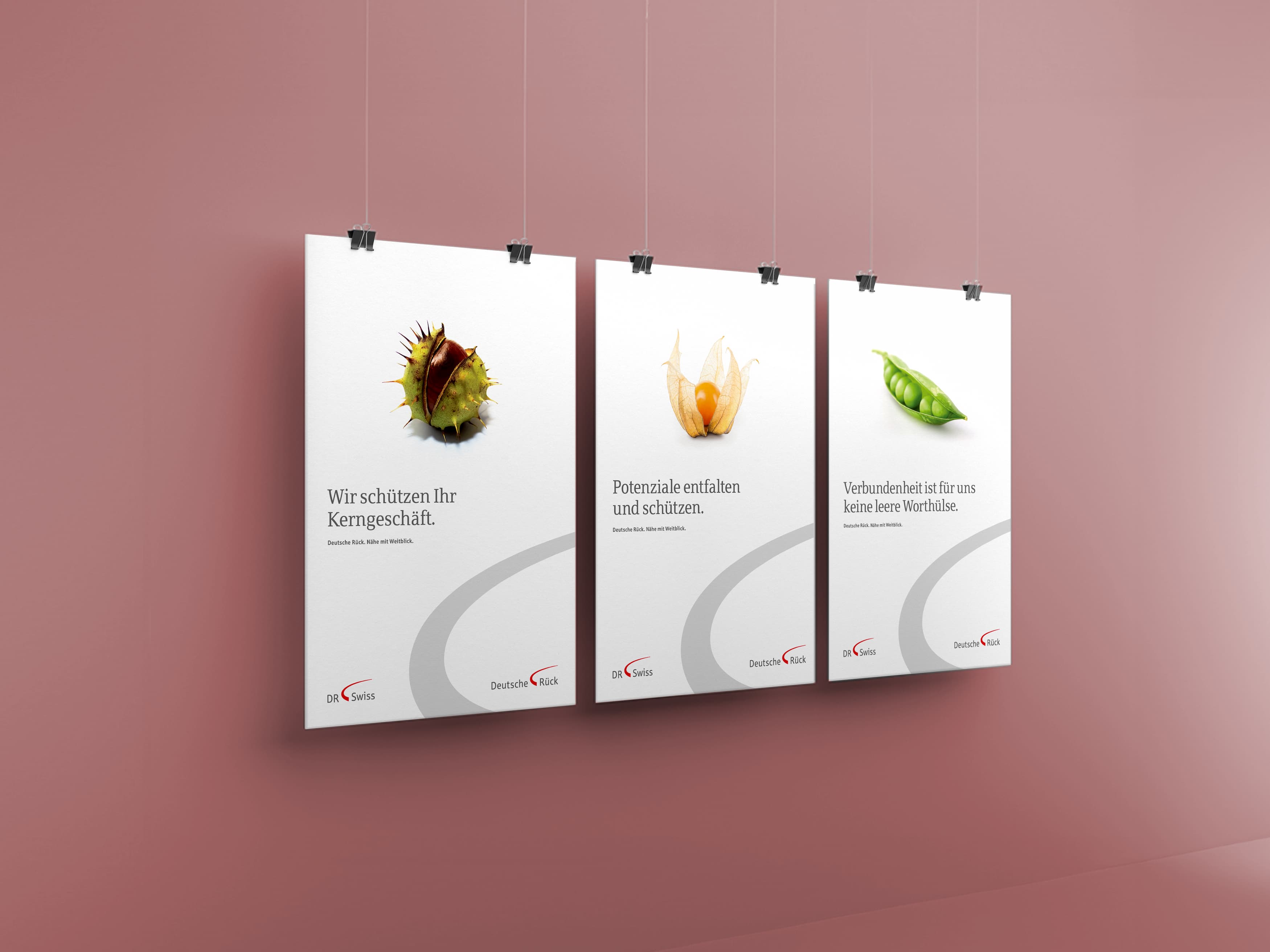 Drei Rollups mit unterschiedlichen Werbemotiven der Deutschen Rück Medienkampagne in Freisteller-Stilistik. Die Motive: weißer Keramikmörser, weiße Keramikschale mit roten Weintrauben, Espressotasse mit Espresso aus der Vogelperspektive.