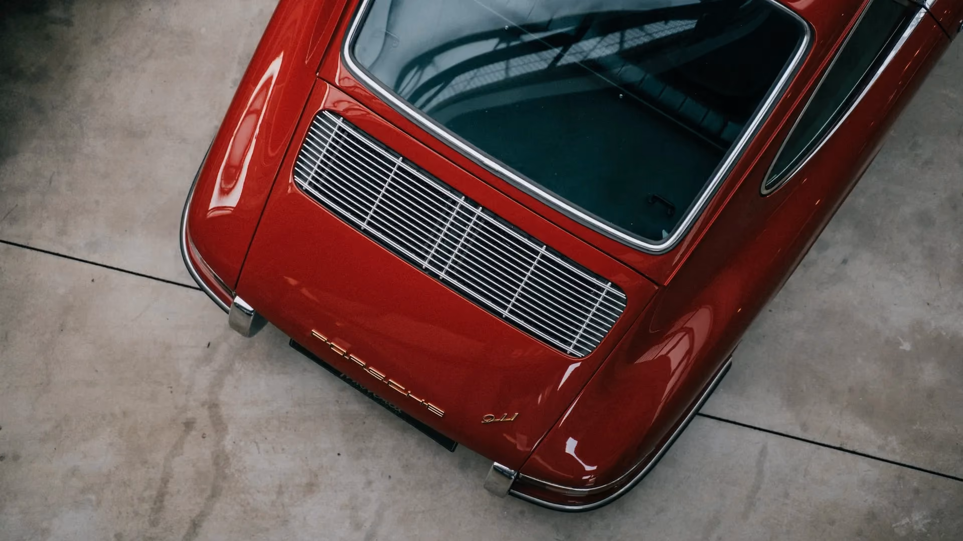 Červené Porsche při diagnostice v servisu Flat Six