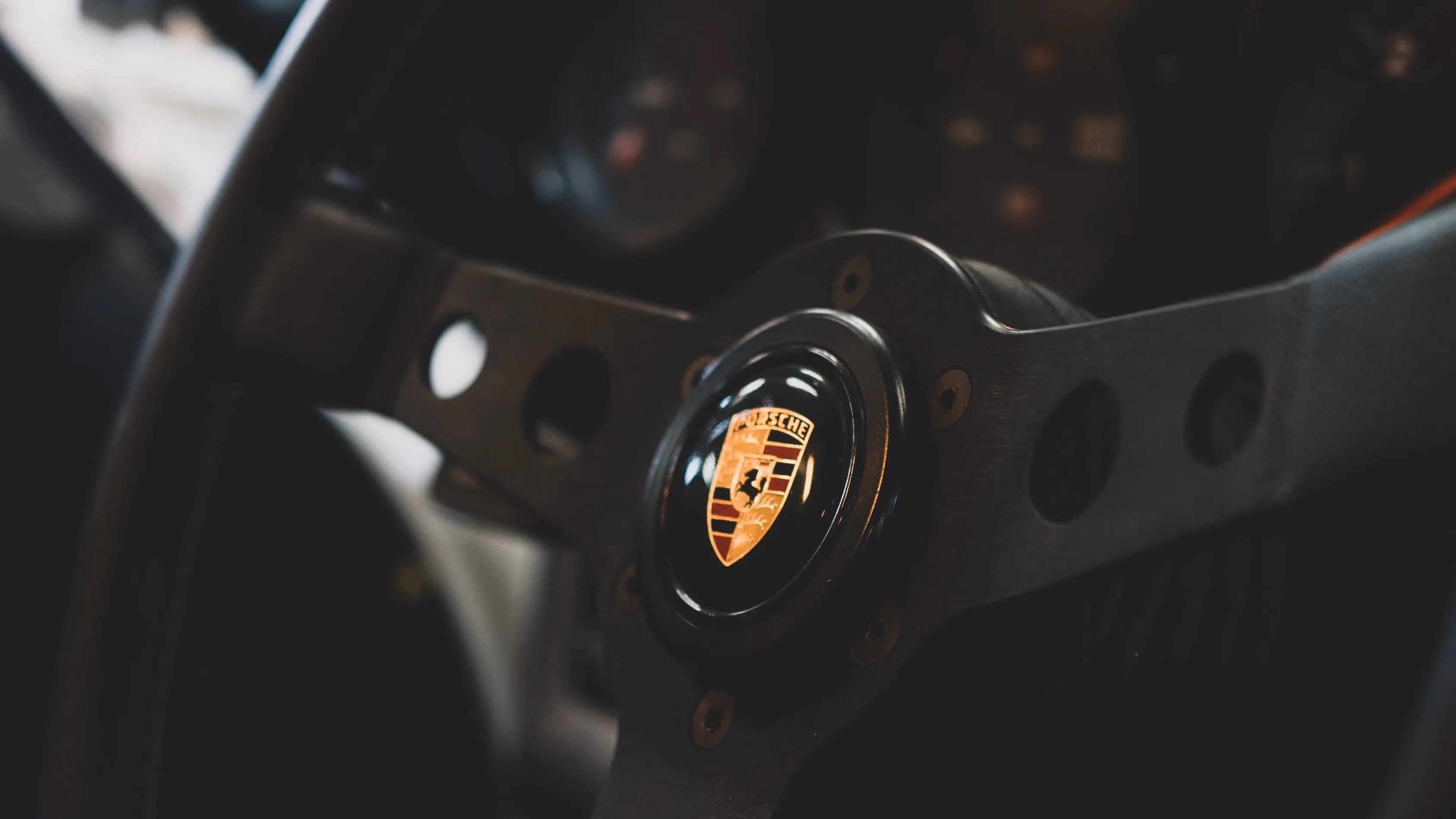 Interiér a volant Porsche při kontrole vozu před koupí