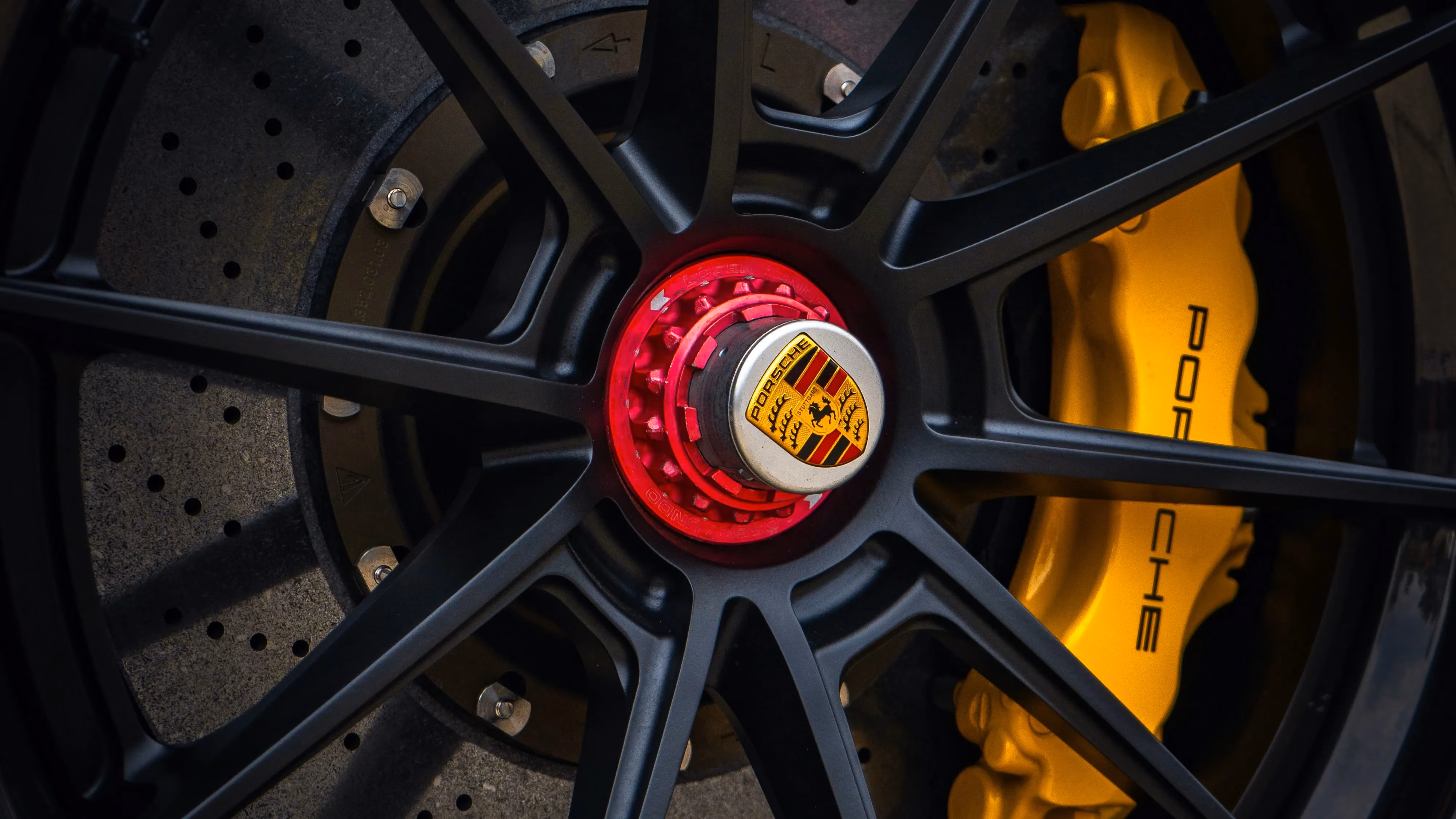 Porsche se žlutými brzdovými třmeny