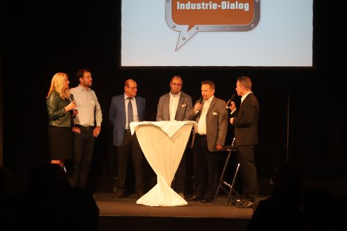 Personen auf der Bühne bei der Veranstaltung des Unternehmertages