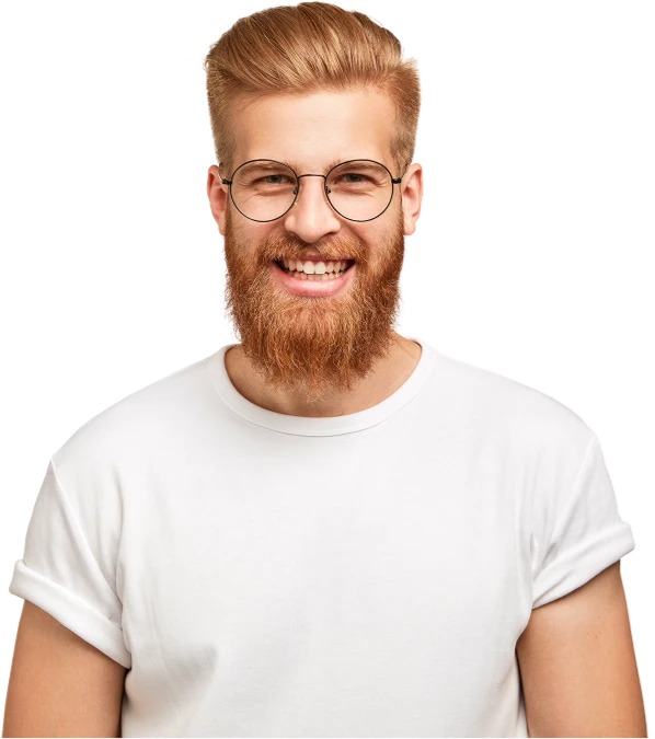 Хлопець з бородою у білій футболці посміхається