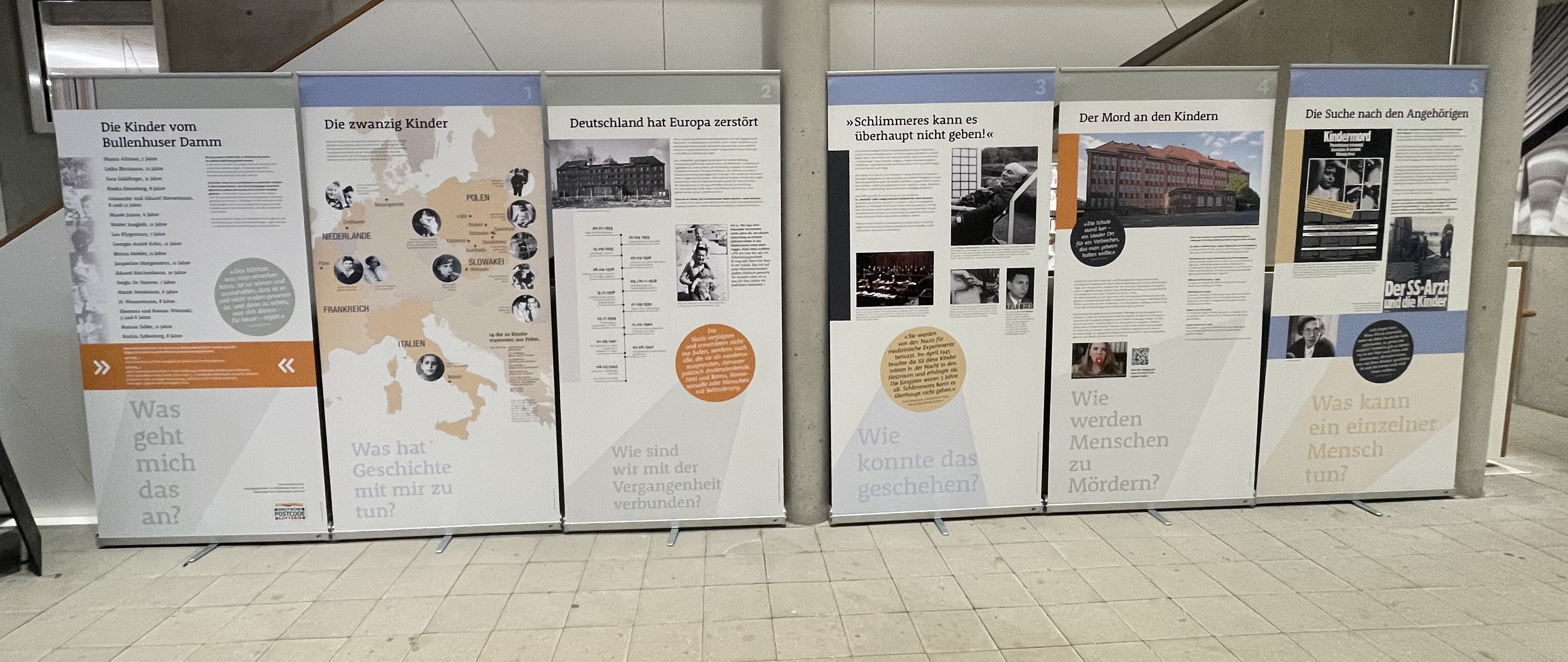 Rollups der Ausstellung "Morgen darf nicht gestern sein" über die Kinder vom Bullenhuser Damm.