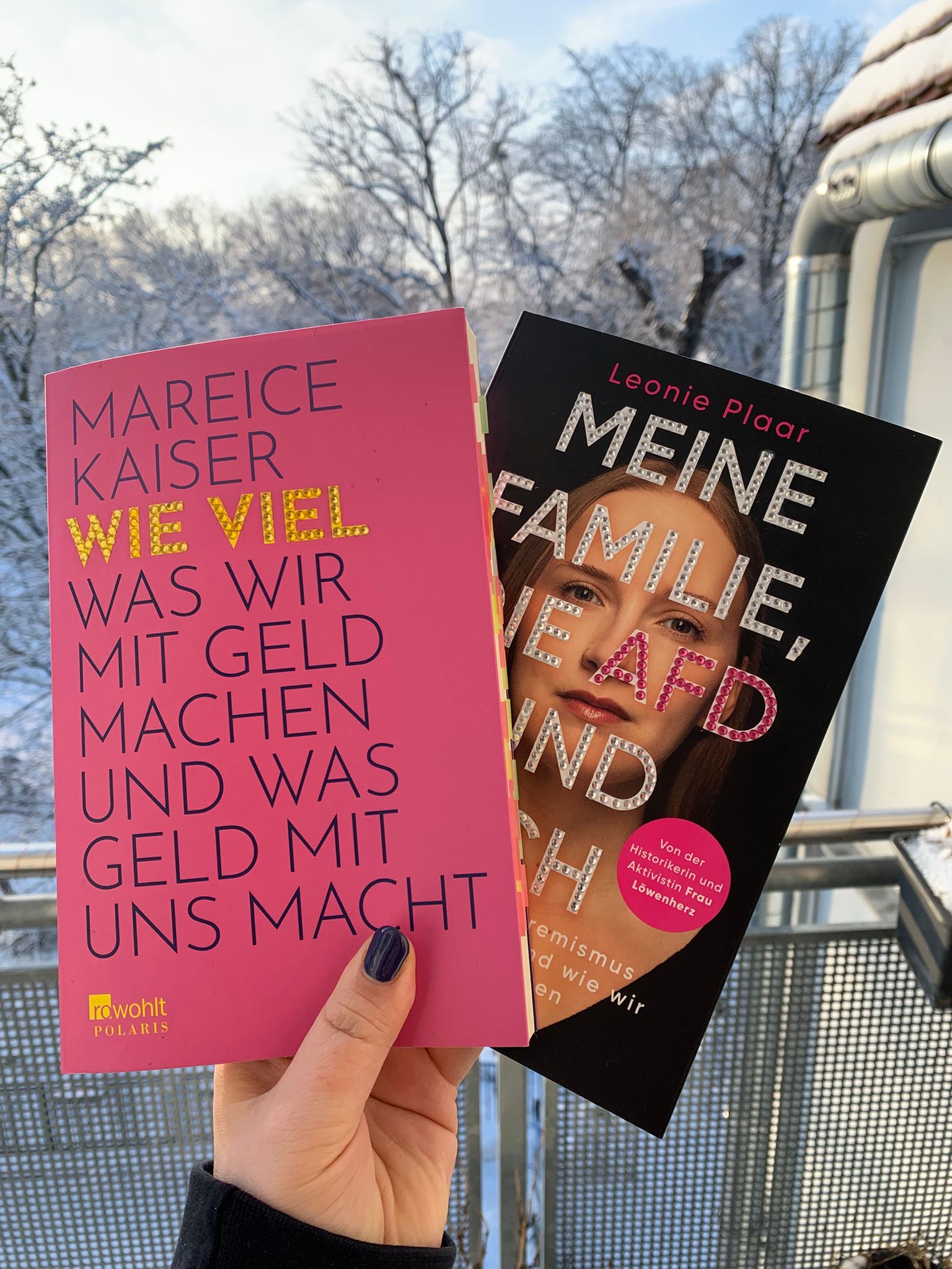 Zwei Buchcover mit Strasssteinen beklebt